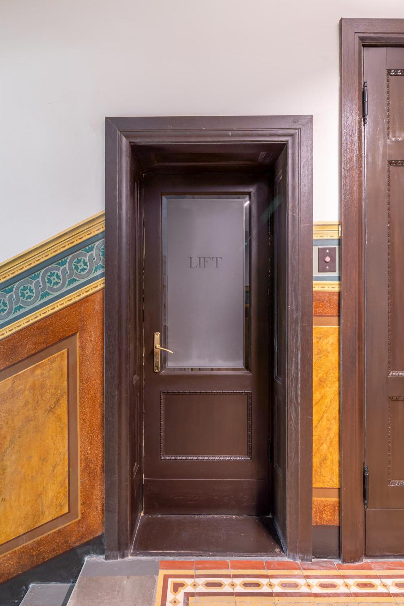 Prestigious Former Library Apartment - Perfect Location Riga Bagian luar foto